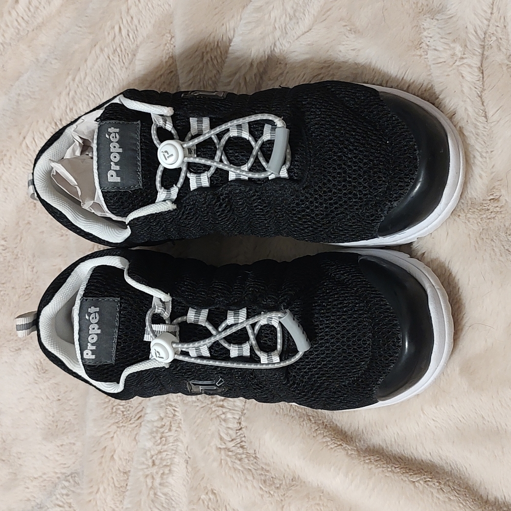 EUC 8 1/2 WIDE Proper slip on tennis shoes